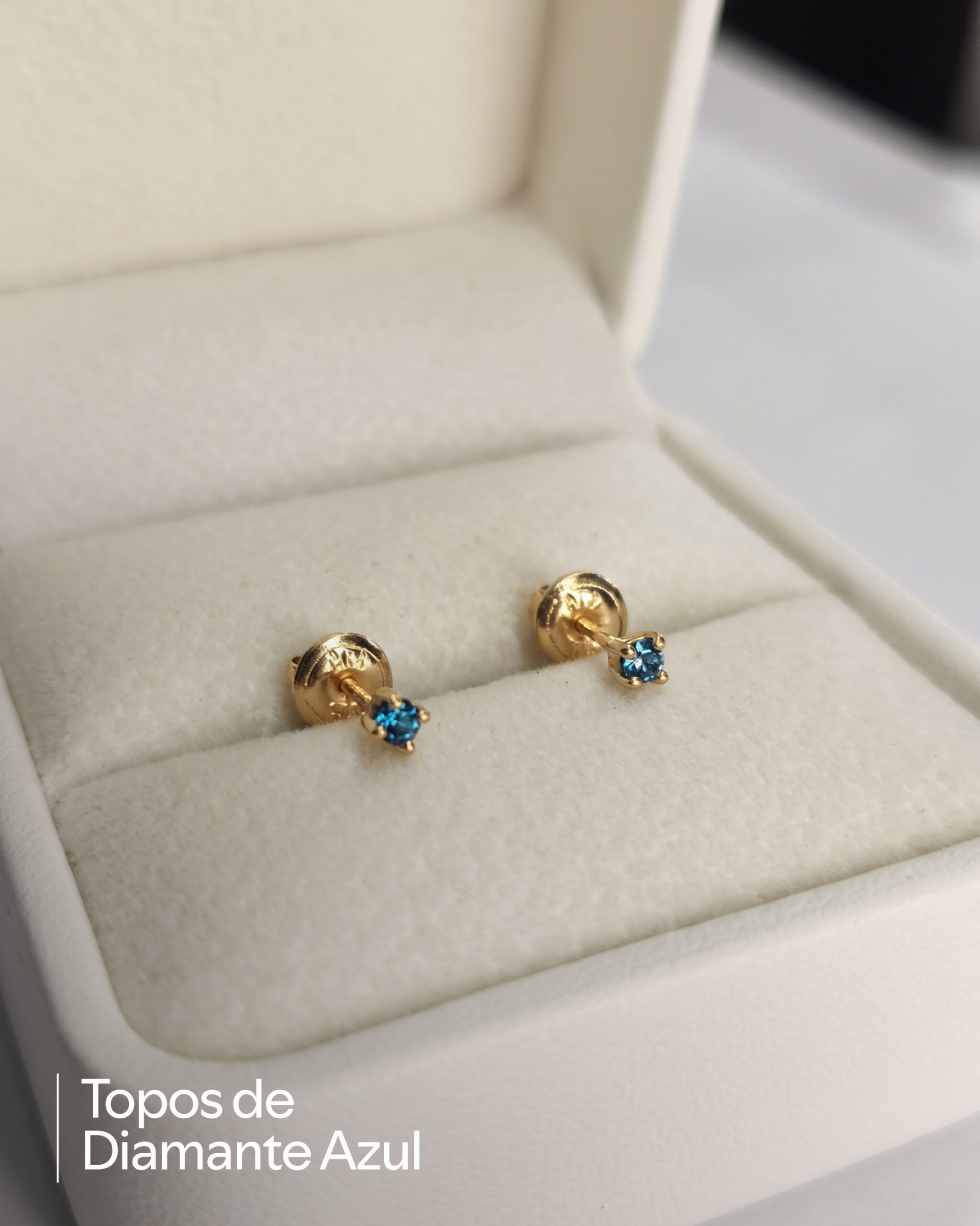 Topos de diamante azul en oro 18K